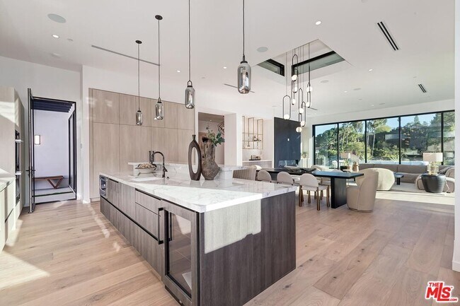 Building Photo - 16879 Mooncrest Dr