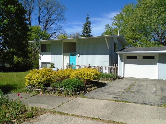 Building Photo - 255 Brookside Dr