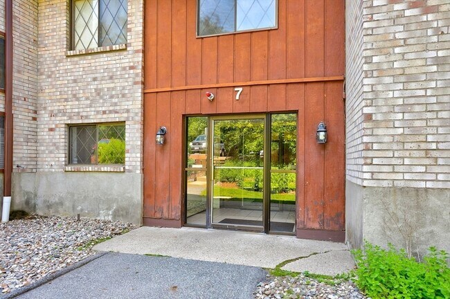 Building Photo - 7 Greenbriar Dr