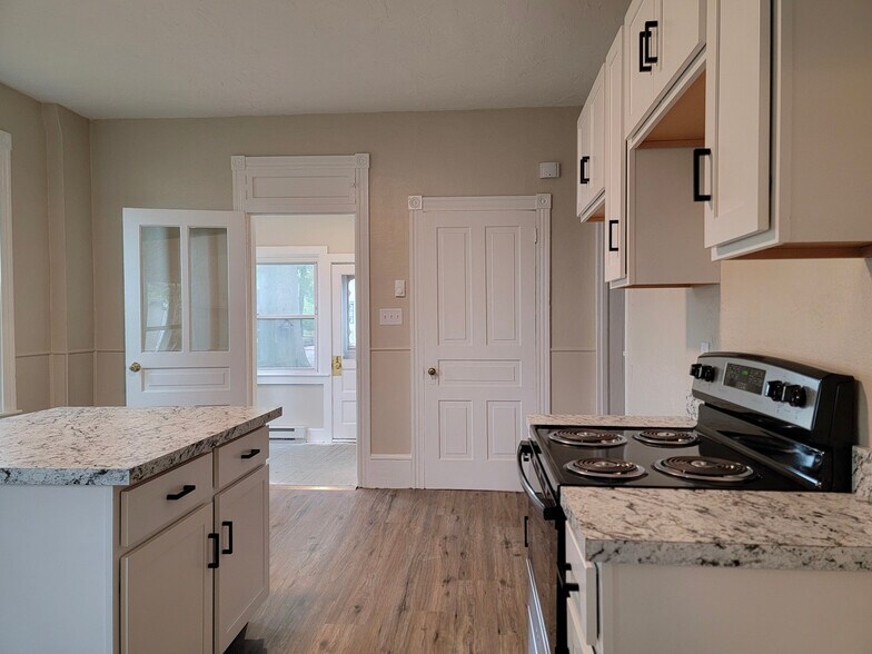 Building Photo - 97 N Reamstown Rd