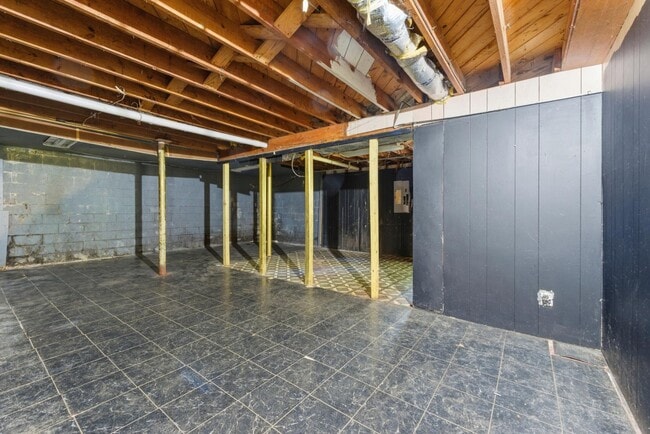 Building Photo - 1961 Valley Ridge Dr SW