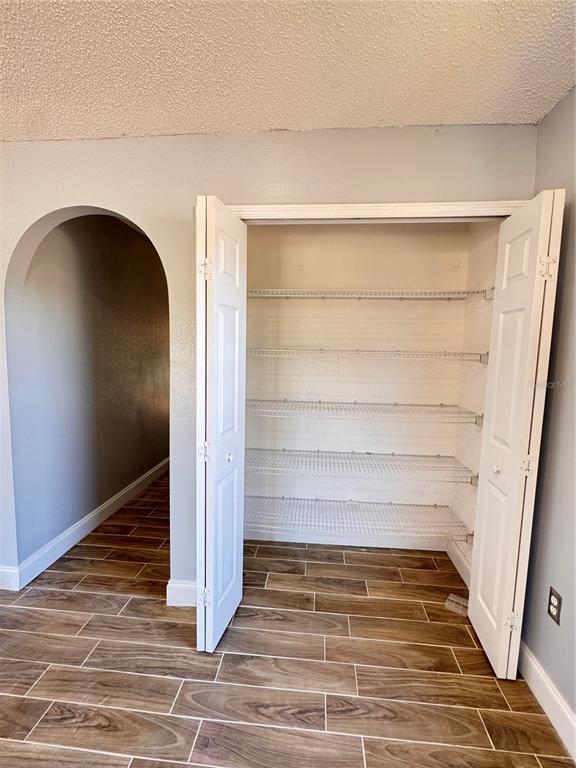 Building Photo - 2050 Corner Glen Dr