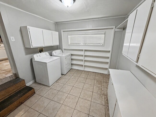 Building Photo - 987 Parkhaven Ln