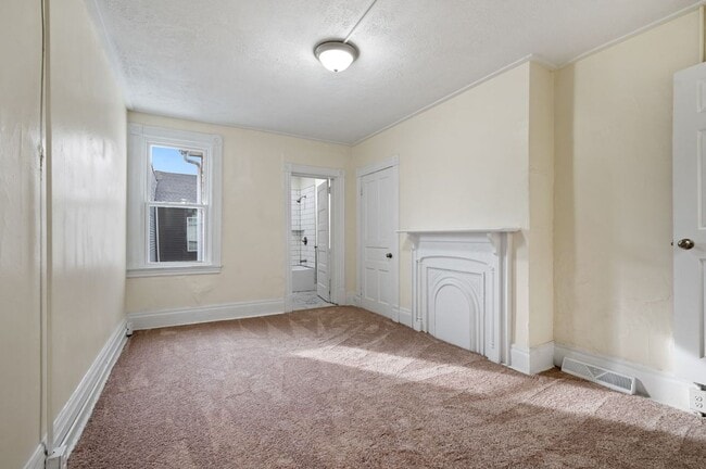 Building Photo - Newly Renovated 2 Bedroom Unit + Bonus Room In The South Side.  Available Immediately.