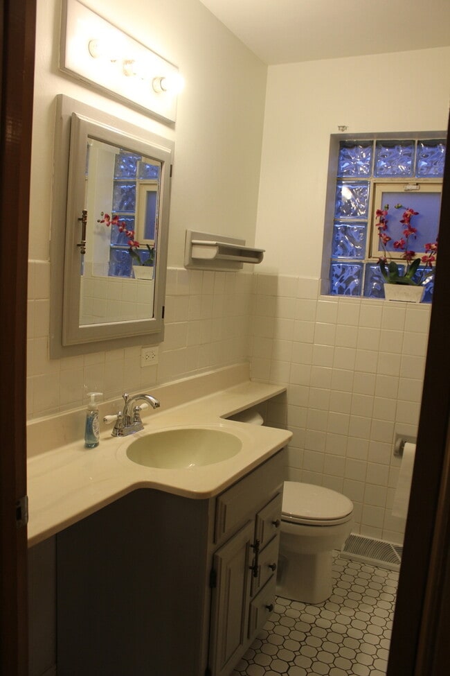 Building Photo - 7615 W Devon Ave