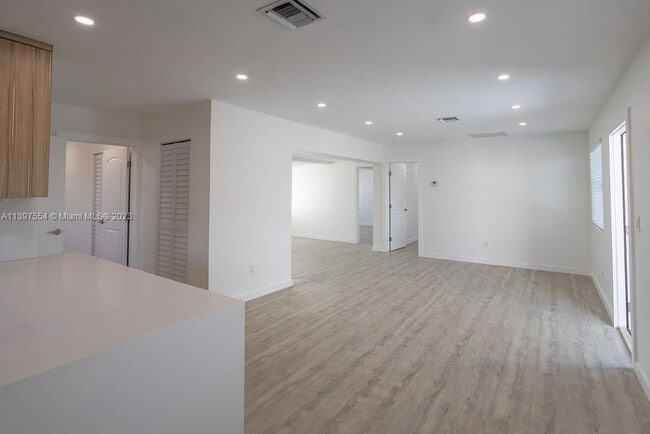 Building Photo - Hope Street, Hollywood, FL 33024 - 4 BR 2 BA Single-Family Home