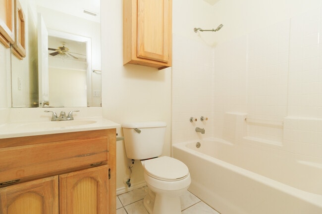 Building Photo - 1107 Stonehaven Blvd