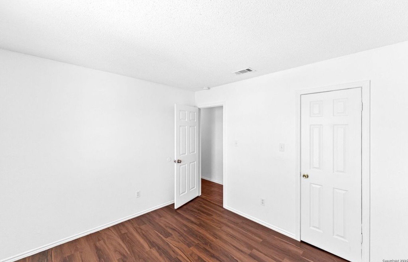 Building Photo - 7568 Windsor Oaks