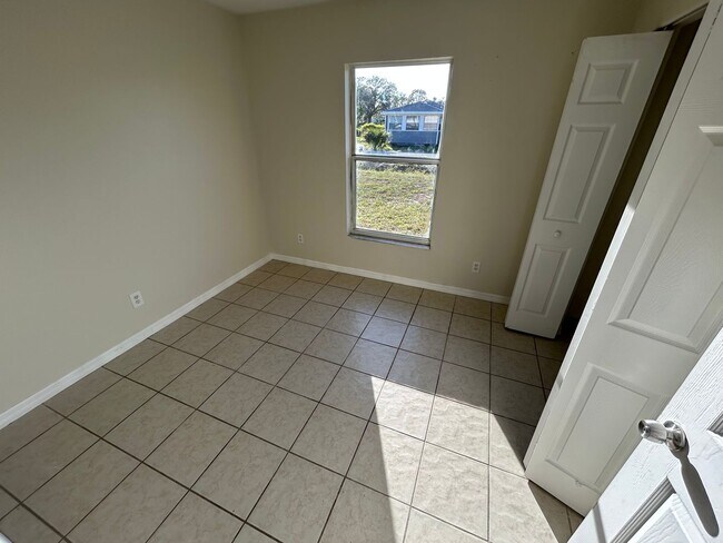 Building Photo - 3 bedroom, 2 bathroom Sarasota home, plus garage and beautiful lot, conveniently located near Dow...