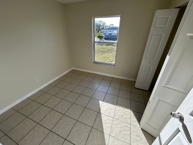 Building Photo - 4 bedroom, 2 bathroom Sarasota home, plus garage and beautiful lot, conveniently located near Dow...