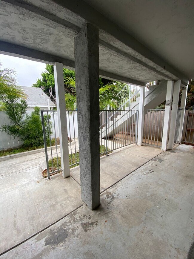 Building Photo - Cozy 2-Bedroom Apartment Just Steps from the Ocean Bluffs!