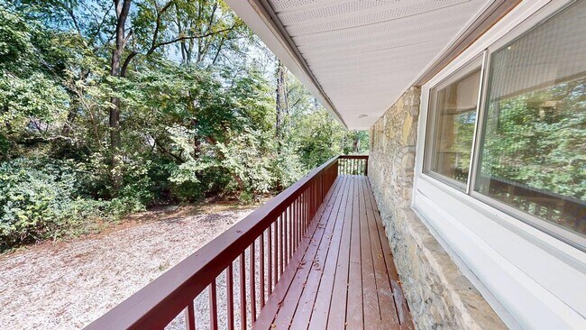 Building Photo - 32 Marion St