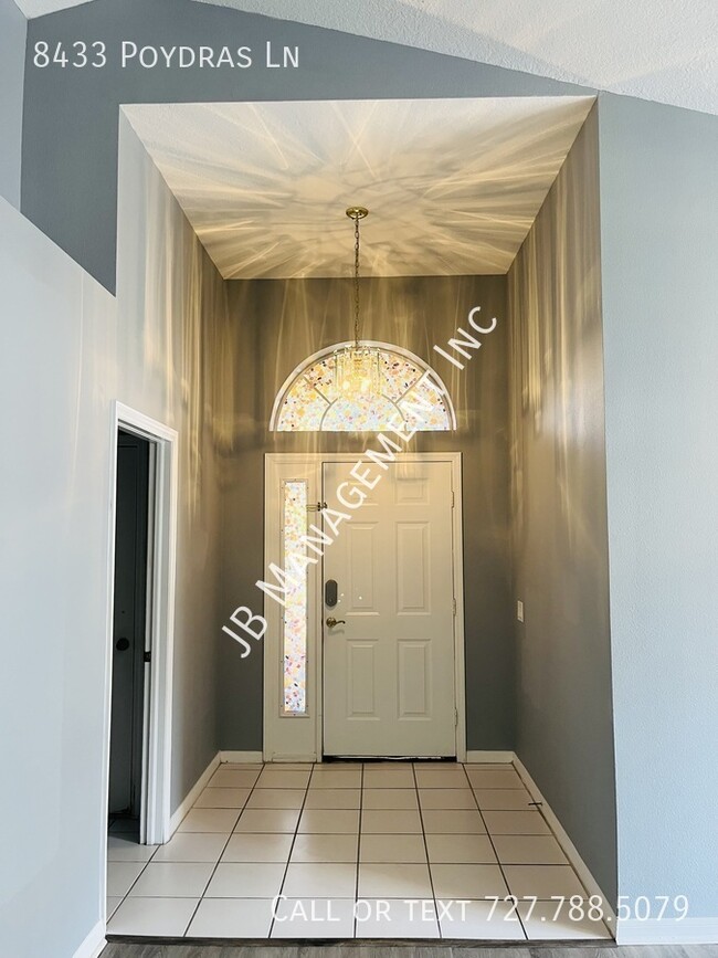 Building Photo - 8433 Poydras Ln