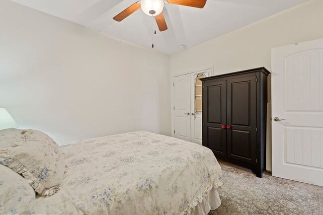 Building Photo - 11905 Centre St