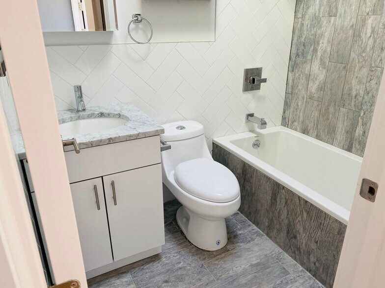 BATHROOM - 2083 Pacific St