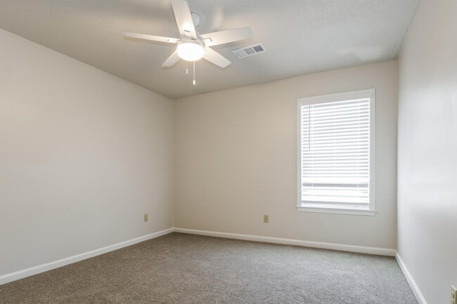 Building Photo - 3768 Stonehill Dr