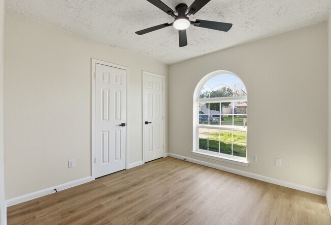 Building Photo - 7310 Sonnet Glen Ln