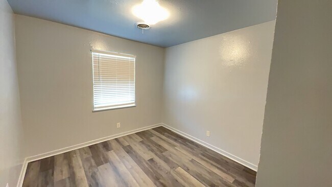 Building Photo - Remodeled 3-bedroom!  Housing accepted!