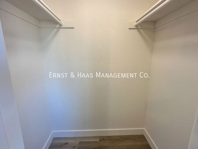 Building Photo - 1080 St Louis Ave