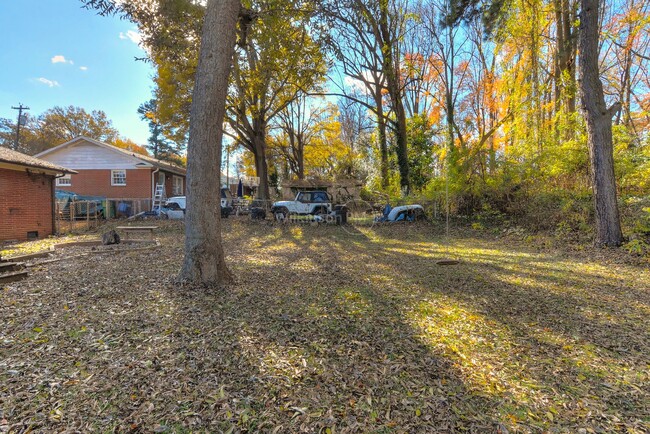 Building Photo - NO HOA, Ranch House 3br/1/5bth Work Trucks...