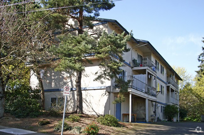 Building Photo - 3405 SW Canby St