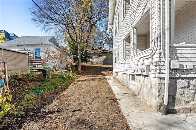 Building Photo - 15 Clearview Ave