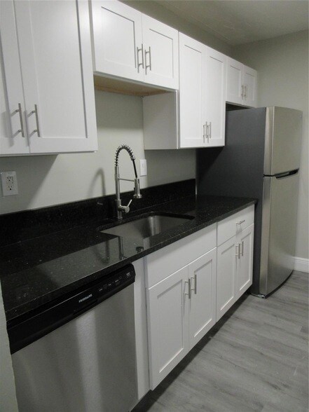 Building Photo - 4280 Woodside Dr