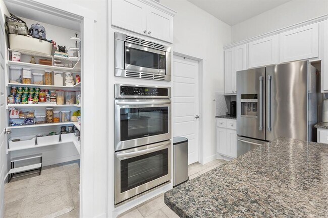 Building Photo - 823 Dreisam