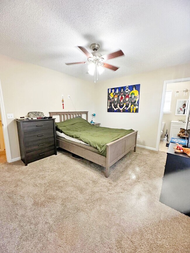 Building Photo - 1526 Woodcrest Cir