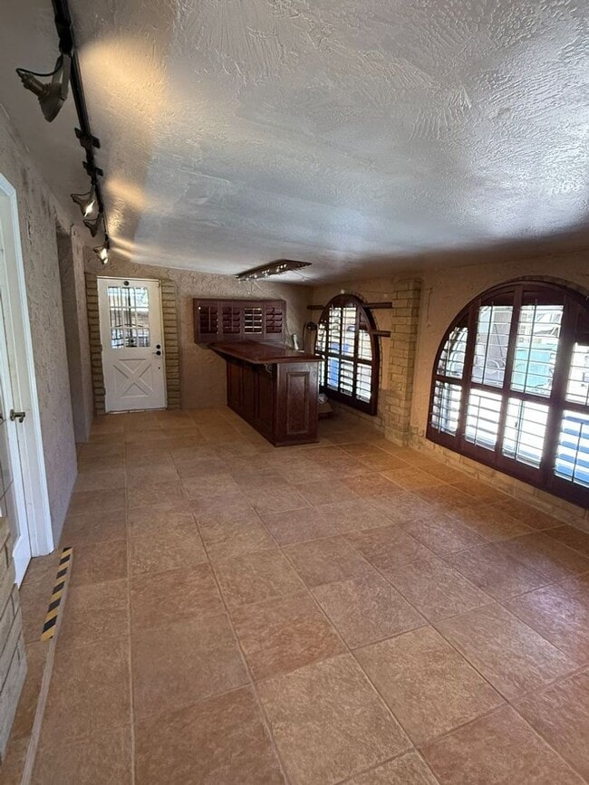 Building Photo - Updated Pool Home in Engler Estates