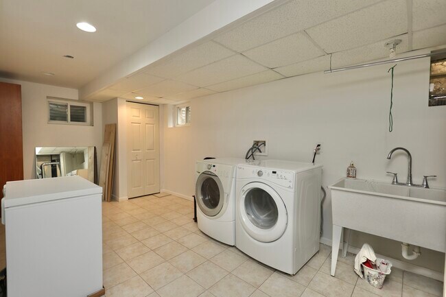 Building Photo - 613 Leamington Ave