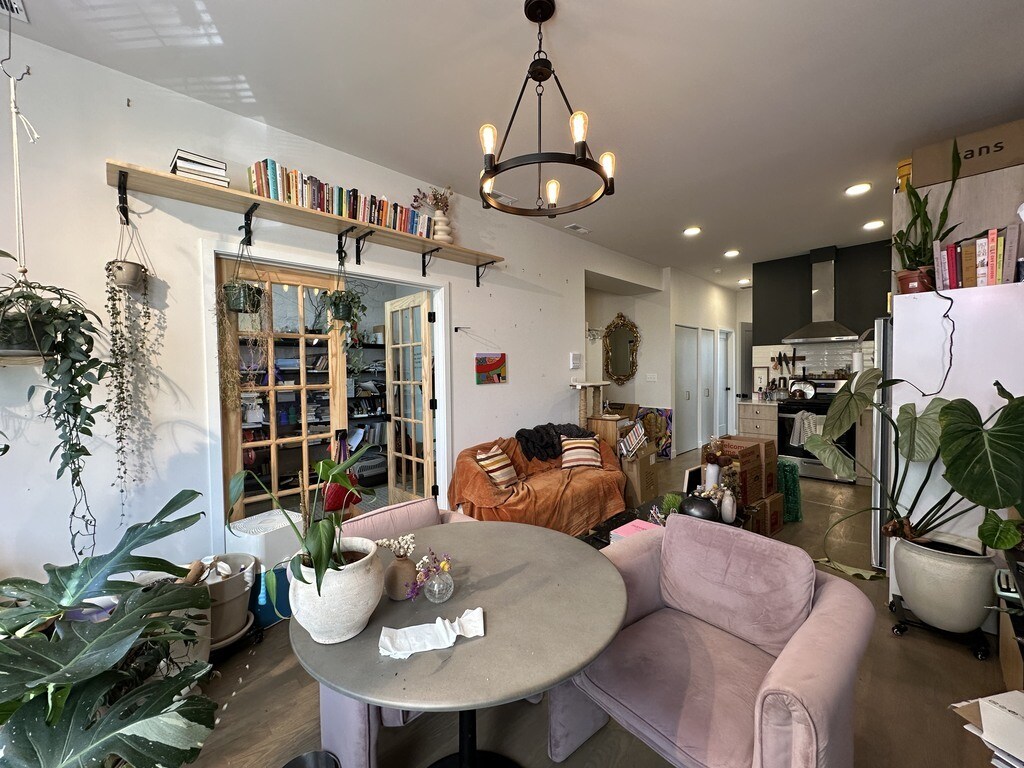 Building Photo - 843 N Mozart St