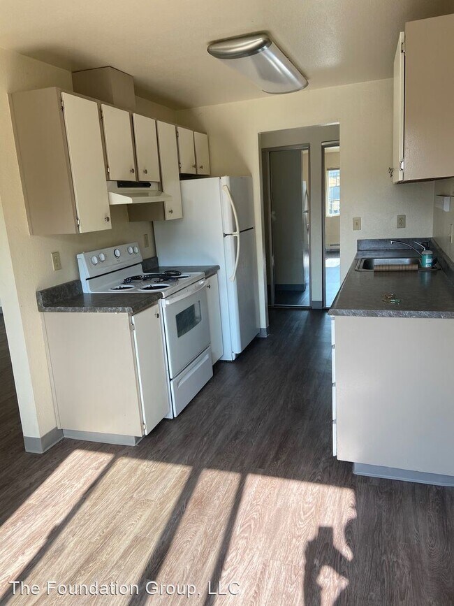 Building Photo - 210 10th Ave E