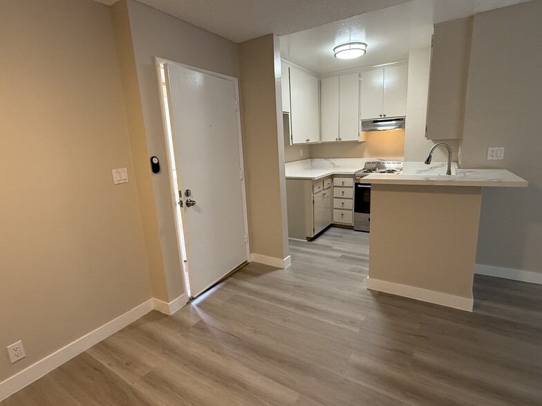 Building Photo - 256 S La Fayette Park Pl