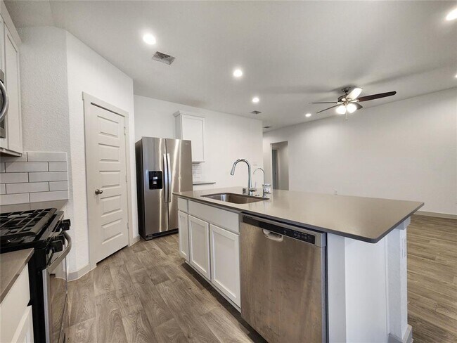 Building Photo - 14503 Rain Tree Dr