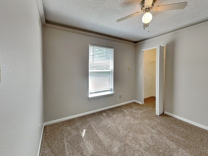 Building Photo - 6917 Earlswood Dr