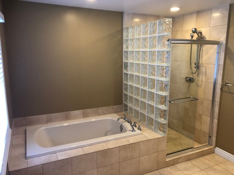 Building Photo - 458 Laprairie St