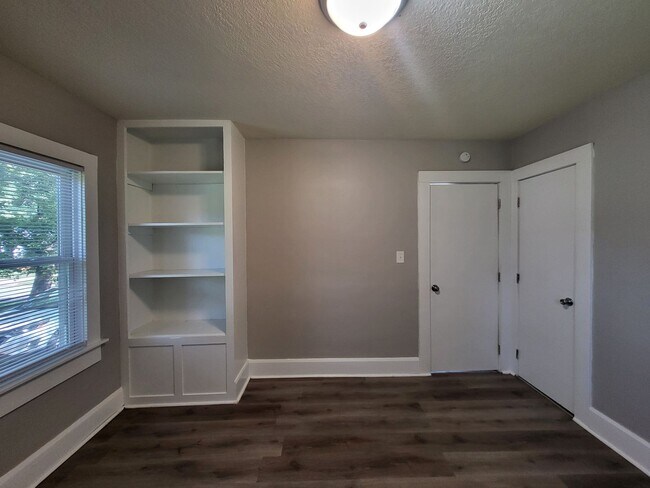 Building Photo - 2 Bedroom, 1 Bathroom home!