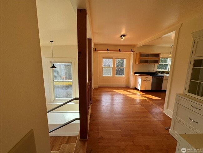 Building Photo - 3Bd/1.75Ba Seattle House