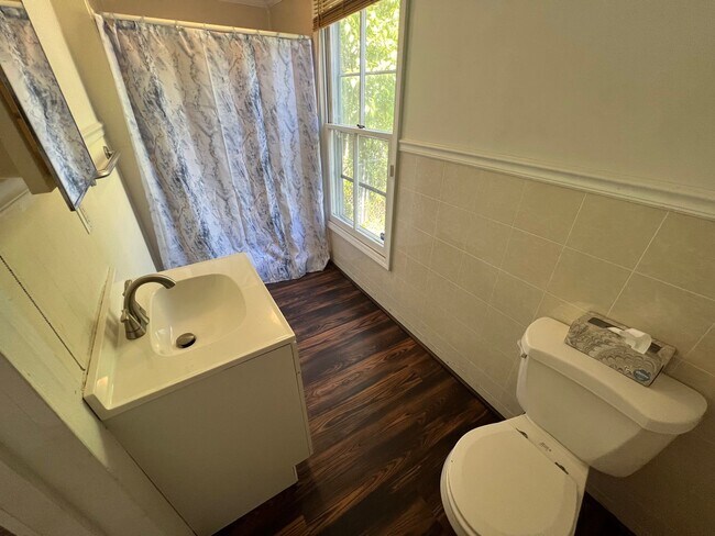 Building Photo - Remodeled 3 bedroom/ 2 bathroom home within minutes of downtown.