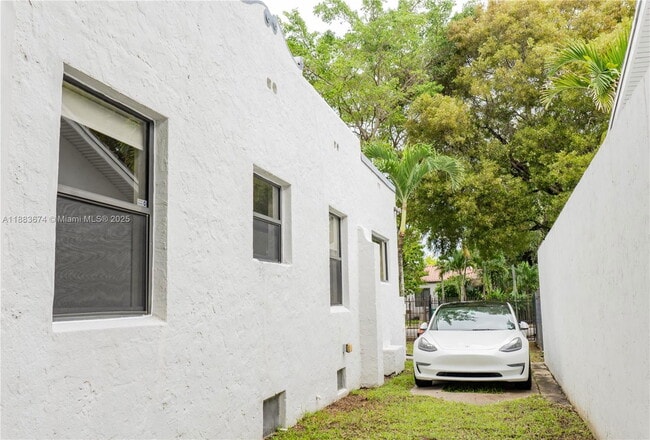 Building Photo - 5938 NE 5th Ave