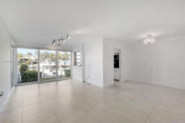 Building Photo - 180 Isle of Venice Dr
