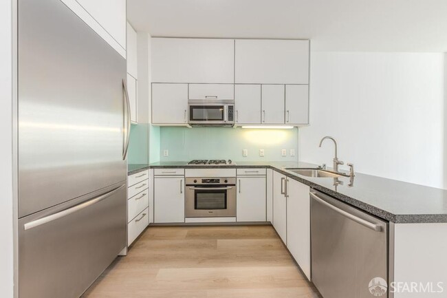 Building Photo - 333 Main St