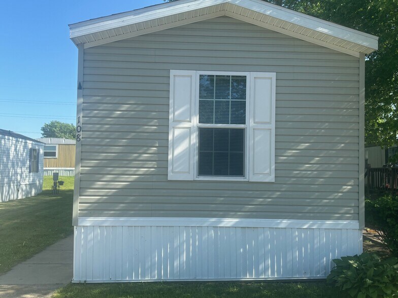 Building Photo - 831 N Pontiac Trail