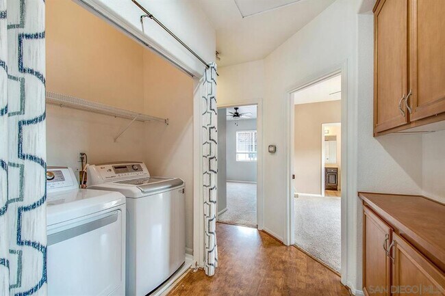 Building Photo - Available end of January 2026 - Private end unit townhome!