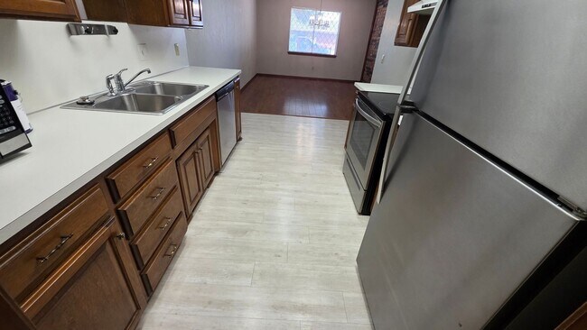 Building Photo - Wonderful 2 Bedroom Duplex In Bethany Ok.  $1250 Per Month!