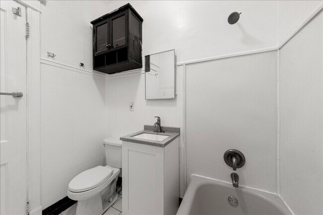 Building Photo - 1353 W Catalpa Ave