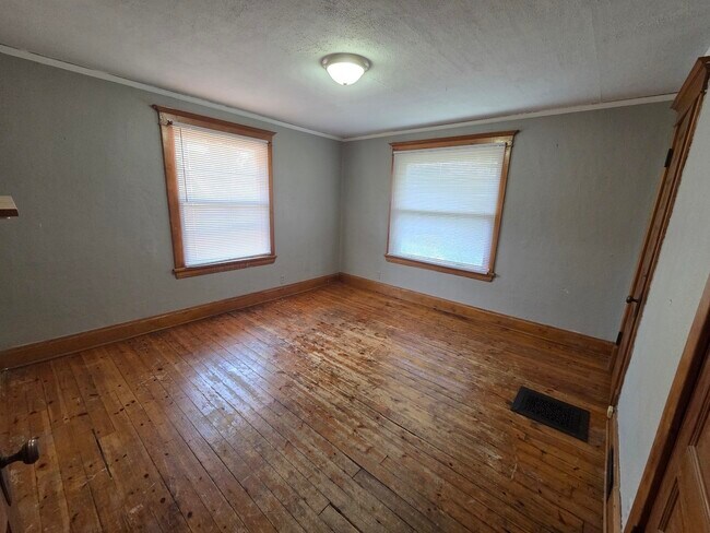 Building Photo - 204 W Locust St