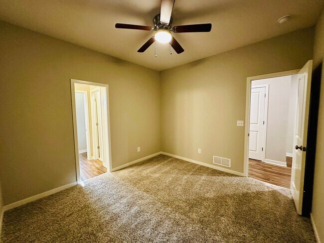 Building Photo - {1095} Modern Townhome Available Immediate...
