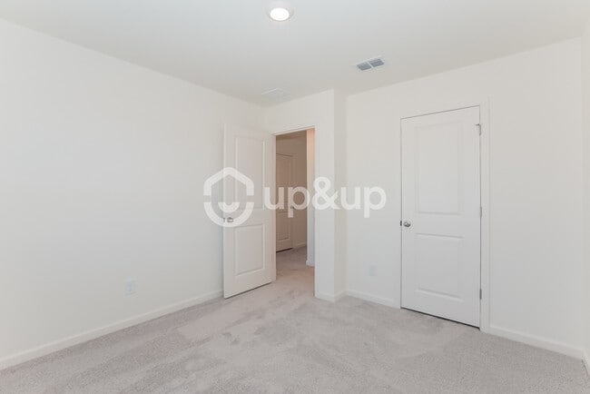 Building Photo - Fantastic 3bd/2.5ba home! Coming soon!